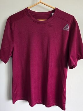 Reebok Men's Short Sleeve Crew Neck Tshirt in Burgundy